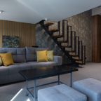 Гостиная на 1 этаже  с большим двуспальным диваном