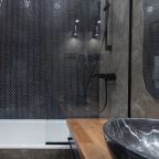 Ванная комната с классической ванной  и стиральной машиной