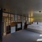 Стильная спальня с двуспальной кроватью и телевизором Смарт