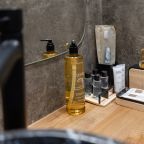 полотенца, халаты, средства гигиены для гостей