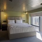 Большая двуспальная кровать с ортопедическим матрасом