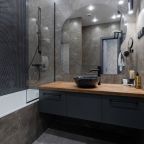 Уютная ванная комната со всем необходимым для гостей