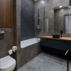 В ванной классическая ванна, чистые полотенца и халаты