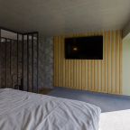 Двуспальная кровать и телевизор на втором этаже лофта