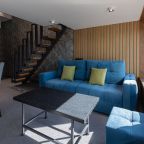 Уютная гостиная зона на 1м этаже с панорамными окнами