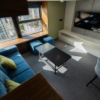 Просторная гостиная  с двуспальным диваном и телевизором