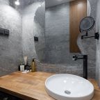 Санузел с душем и гигиеническими средствами для гостей