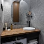 Ванная комната со стиральной машиной, феном, полотенцами