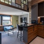 Кухонная зона со всей бытовой техникой и посудой