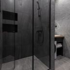 Санузел с душем и всем необходимым для гостей