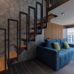 Лестница с поручнями на второй этаж лофта