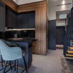 Кухонная зона на первом этаже со всей бытовой техникой