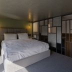 Спальня на втором этаже с кроватью и ортопедическим матрасом