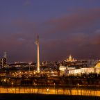 Вид из окна на Поклонную гору в ночное время