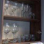 Посуда и бокалы, столовые приборы