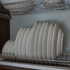 Посуда и столовые приборы на кухне