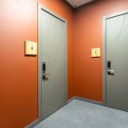 Вход в Апартамент 4 расположен в холле с Апартаментом 3