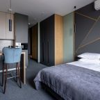 Большой шкаф для хранения одежды, сейф внутри