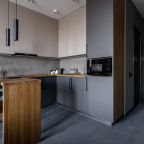 Кухня с барной стойкой и техникой