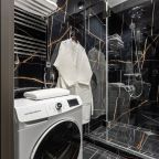 Душевая кабина, чистые халаты и полотенца