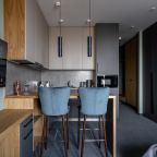 Посуда, столовые приборы, бокалы на кухне