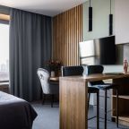 Небольшая рабочая зона у окна, большой ТВ