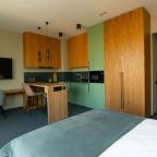 Уютная студия  с кухней и большим ТВ