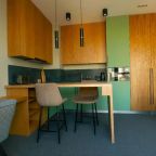 Кухня с бытовой техникой, посудой и приборами