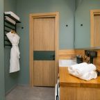 Чистые полотенца и халаты