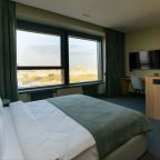 Просторная студия с прекрасным видом из окна