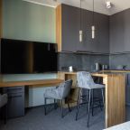 Кухня с барной стойкой, бокалами и столовыми приборами