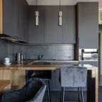 Кухонная зона с бытовой техникой и посудой