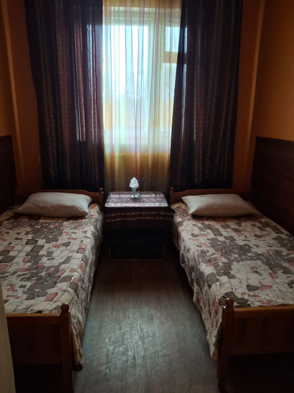 Двухместный, Гостиница Троя