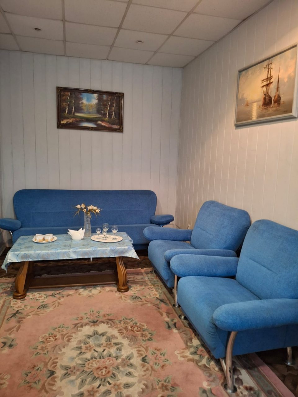 Трёхместный и более, Гостиница Троя