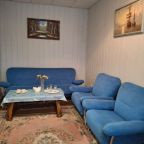 Трёхместный и более, Гостиница Троя