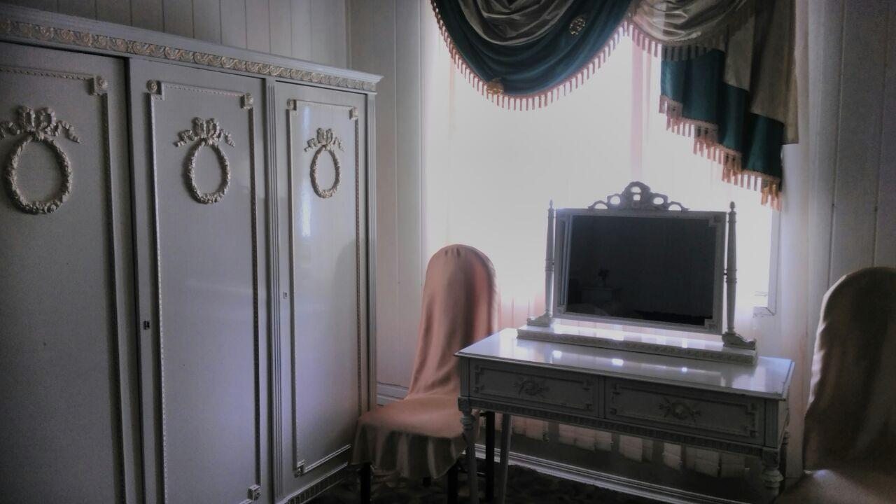 Трёхместный и более, Гостиница Троя