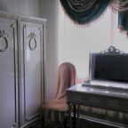 Трёхместный и более, Гостиница Троя