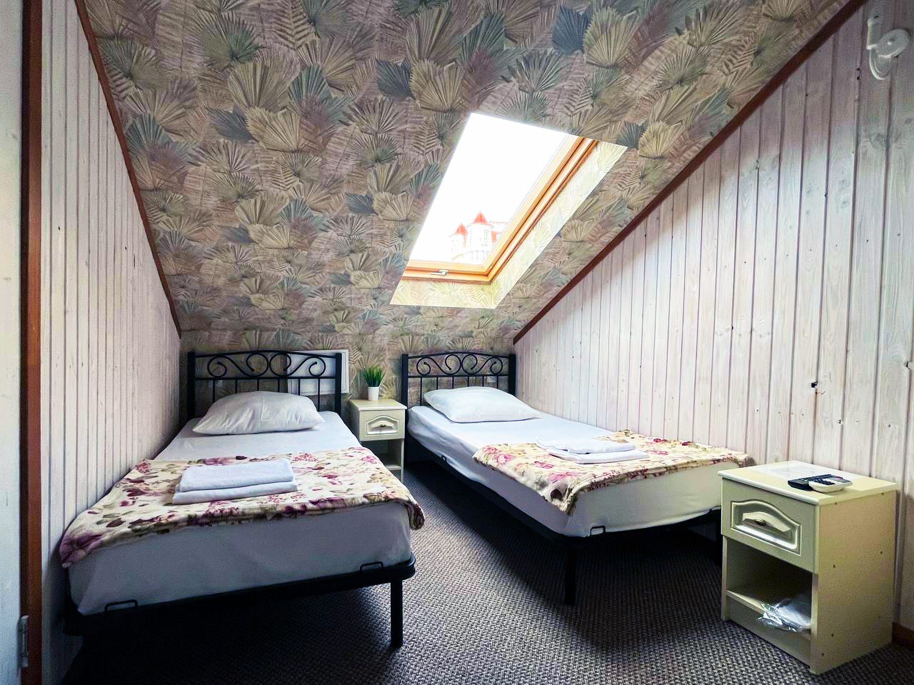 Двухместный (Двухместный Стандарт на мансарде с двумя односпальными кроватями), Гостевой дом Розмарин