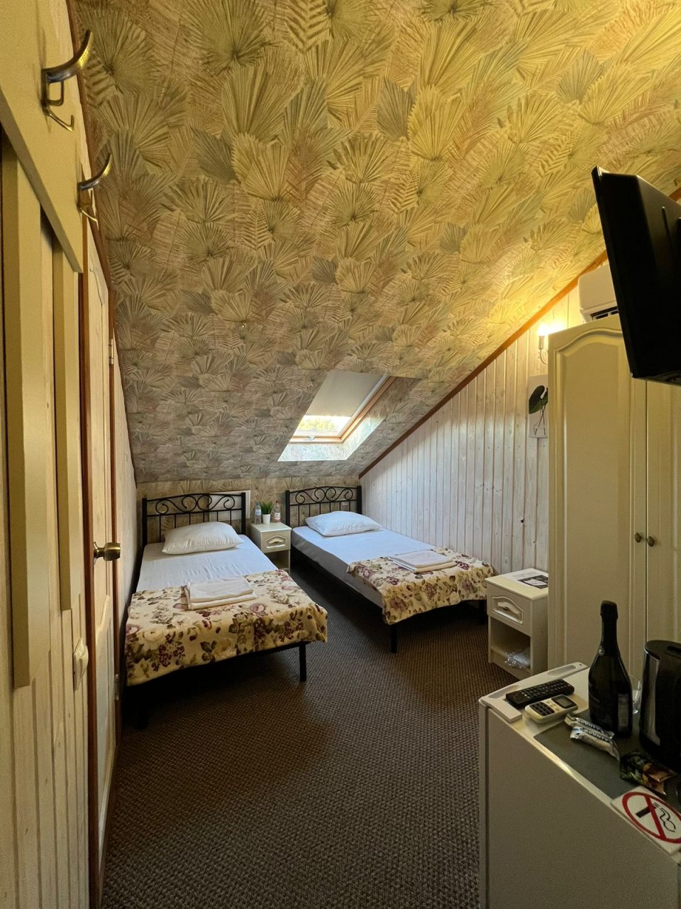 Двухместный (Двухместный Стандарт на мансарде с двумя односпальными кроватями) гостевого дома Розмарин, Геленджик