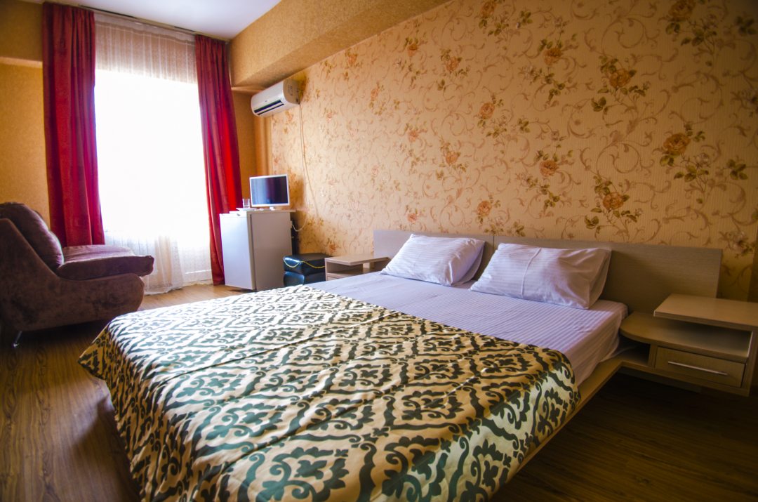 Трёхместный и более (Стандартный 3 местный номер с балконом) гостевого дома ИСИДОР, Витязево
