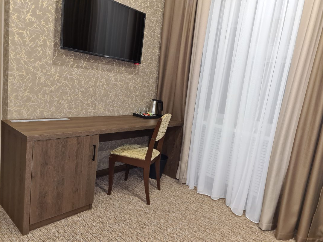 Люкс (Улучшенный двухкомнатный Люкс с кроватью размером King-size) гостиницы Петровский, Тихорецк