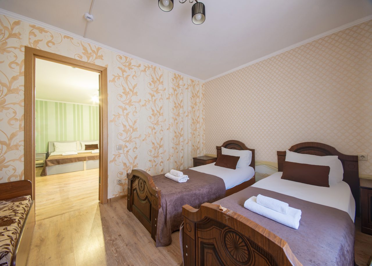 Пятиместный (Двухкомнатный стандарт с балконом), Гостевой дом ST Hotel