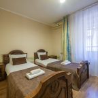 Пятиместный (Двухкомнатный стандарт с балконом), Гостевой дом ST Hotel