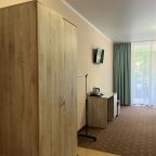 Трёхместный и более (Стандарт без балкона с двуспальной кроватью), Гостевой дом Регион 102