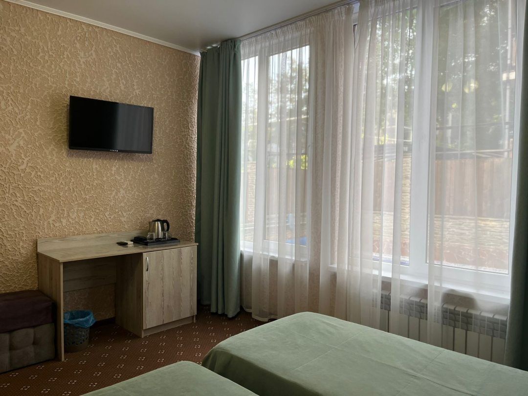 Трёхместный и более (Стандарт без балкона с двумя односпальными кроватями), Гостевой дом Регион 102