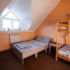 Двуспальная + двухъярусная кровати, общие удобства.