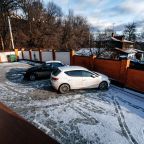 Шесть мест бесплатной стоянки ждут ваш автомобиль.