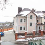 Шесть мест бесплатной стоянки ждут ваш автомобиль.