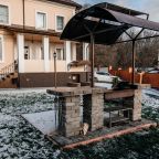 Собственный уголок с мангалом и зелёным оазисом для отдыха.