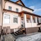 Собственный уголок с мангалом и зелёным оазисом для отдыха.